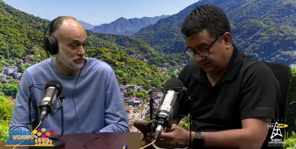 Susana Carreño, Alejandro y Hector hablando sobre el manejo de residuos en Puerto Vallarta y Bahia